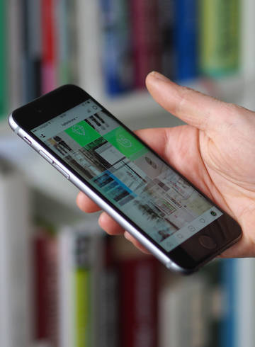 Smartphone mit geöffneter Instagram App